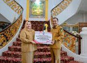 Wabup Bagus Santoso Serahkan Penghargaan Nasional kepada Bupati Bengkalis