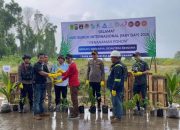 Peringati May Day, Buruh dan Manajemen PT Sambu Tanam Pohon di Kateman