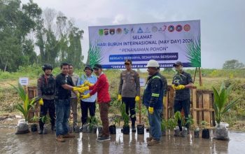 Peringati May Day, Buruh dan Manajemen PT Sambu Tanam Pohon di Kateman