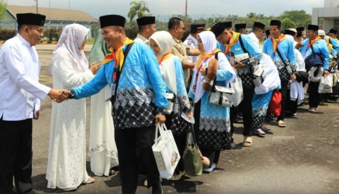Wabup Rohul dan Pj Sekda Lepas 182 Calon Haji Kloter 12 Menuju Batam
