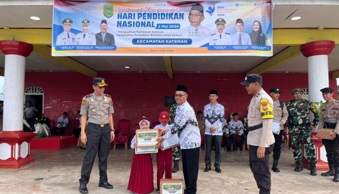 Kapolda Riau Beri Penghargaan Kader Da’i Cilik Green Policing di Kateman
