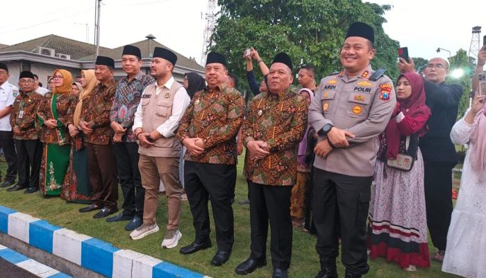 Suasana Haru Iringi Pemberangkatan Jemaah Haji Jombang ke Tanah Suci
