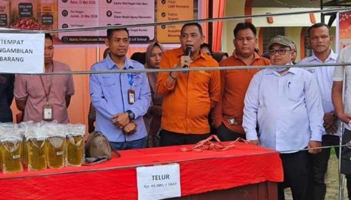 Diguyur Hujan, Pasar Murah Pemkab Dharmasraya Tetap Diserbu Warga