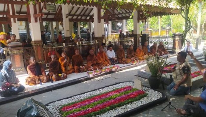 Rombongan Biksu Walk for Peace Disambut Hangat di Tebuireng Jombang