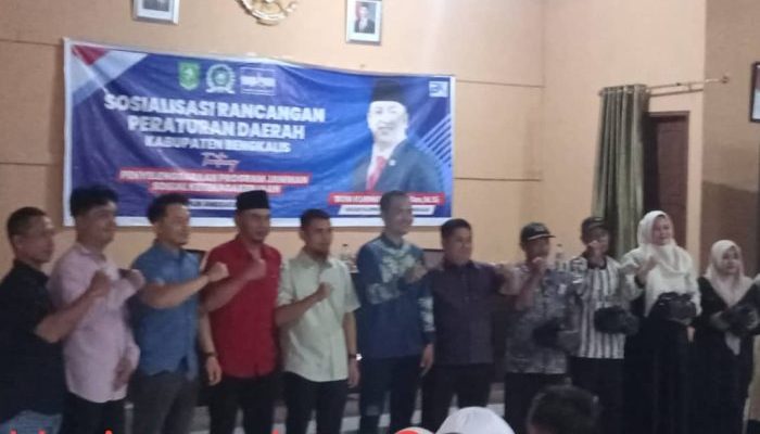 Anggota DPRD Bengkalis Bobi Kurniawan Edukasi Warga Soal Perlindungan Tenaga Kerja