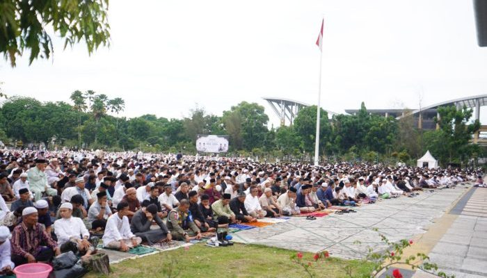 Pemprov Riau Gelar Salat Iduladha Bersama Ribuan Masyarakat di Halaman Kantor Gubernur