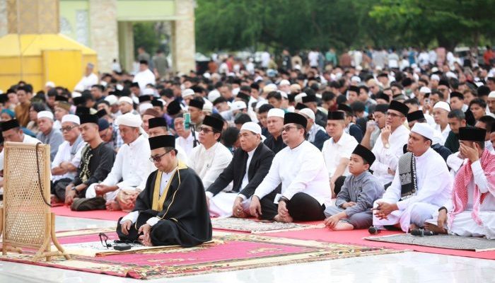 Sekda Riau Salat Iduladha di Masjid Raya Annur, Panitia Terima 8 Sapi dan 3 Kambing Kurban