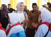 Bupati Annisa Lepas 83 Jamaah Calon Haji Dharmasraya