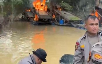 Kapolres Kuansing Pimpin Operasi Besar-besaran, 145 Rakit PETI Dibakar
