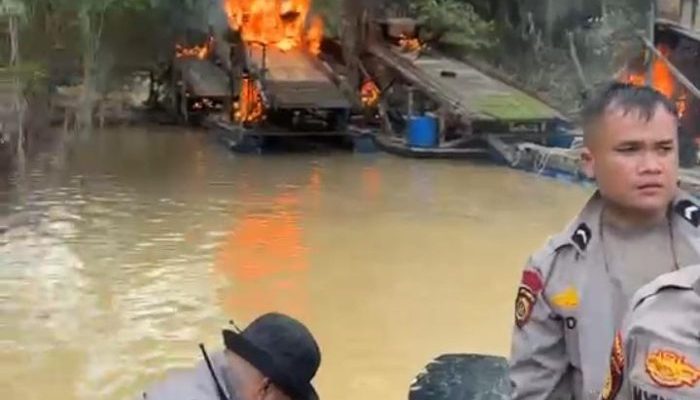 Kapolres Kuansing Pimpin Operasi Besar-besaran, 145 Rakit PETI Dibakar