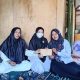 Wujud Kepedulian, Kepala dan Humas MTs YPPI Bengkalis Takziah ke Rumah Guru yang Berduka