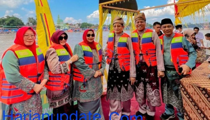 Perahu Begandong Bengkalis Curi Perhatian Ribuan Penonton di MTQ Riau