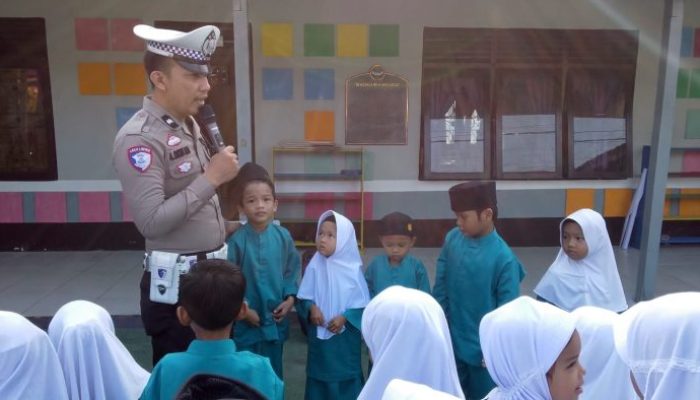 Polantas Menyapa, Satlantas Polres Inhil Edukasi Tertib Berlalu Lintas kepada Anak TK