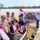 Sambangi Wilayah Terluar, Polsek Reteh Bagikan Bendera dan Tanam Mangrove Bersama
