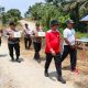 Jelang HUT ke-81 RI, Polsek Kemuning Bagikan Sembako dan Bendera kepada Warga