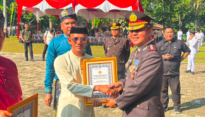 Piagam Kapolda Riau Dibagikan di Kempas, Personel dan Mitra Polri Diganjar Penghargaan