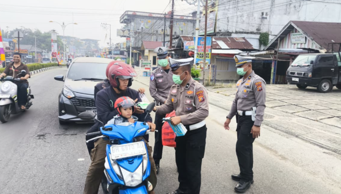 Peduli Kesehatan di Tengah Kabut Asap, Polres Rohul Bagikan Ribuan Masker