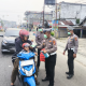 Peduli Kesehatan di Tengah Kabut Asap, Polres Rohul Bagikan Ribuan Masker