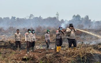 Polres Inhil Bersama Tim Gabungan Padamkan Karhutla di Desa Kayu Raja