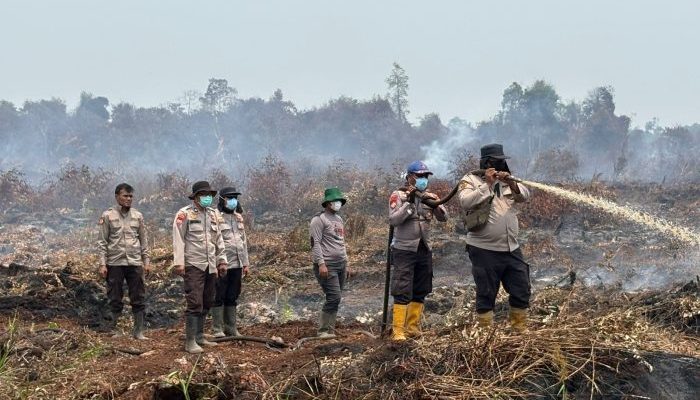 Polres Inhil Bersama Tim Gabungan Padamkan Karhutla di Desa Kayu Raja