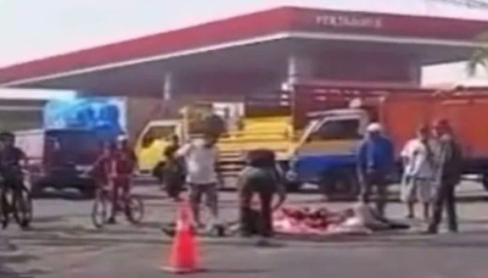 Motor Hantam Belakang Truk Antre Solar di SPBU Japanan, Satu Remaja Tewas