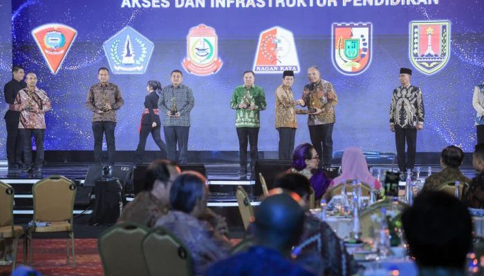 Wali Kota Pekanbaru Agung Nugroho Raih Penghargaan Peduli Akses dan Infrastruktur Pendidikan