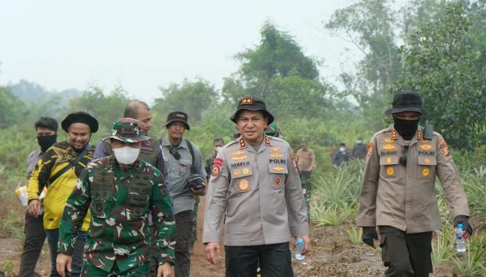 Kapolda Riau dan Pangdam Cek Karhutla Pulau Jumat, 157 Personel Dikerahkan