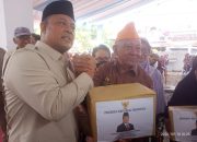 HUT ke-24 Kepri di Meral, Ketua DPRD Iman Sutiawan Salurkan 300 Paket Sembako