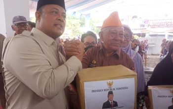 HUT ke-24 Kepri di Meral, Ketua DPRD Iman Sutiawan Salurkan 300 Paket Sembako
