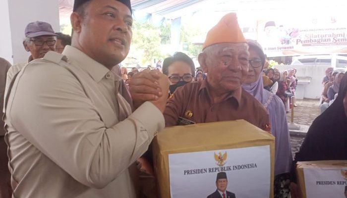 HUT ke-24 Kepri di Meral, Ketua DPRD Iman Sutiawan Salurkan 300 Paket Sembako