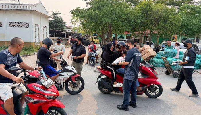 Antisipasi Kabut Asap, BPBD Karimun Bagikan Masker di Sejumlah Titik Keramaian
