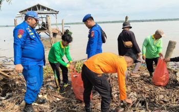 Jaga Kebersihan Sungai, Satpolairud Polres Inhil Libatkan Warga Pesisir