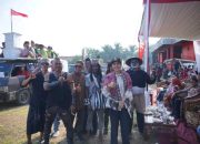 Battle of Surabaya Warnai Pawai Kemerdekaan di Tiumang, Bupati Annisa Berbaur Bersama Warga