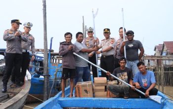 Dukung Program Prioritas Kapolri, Polres Inhil Bantu Tiga Mesin Katinting bagi Nelayan