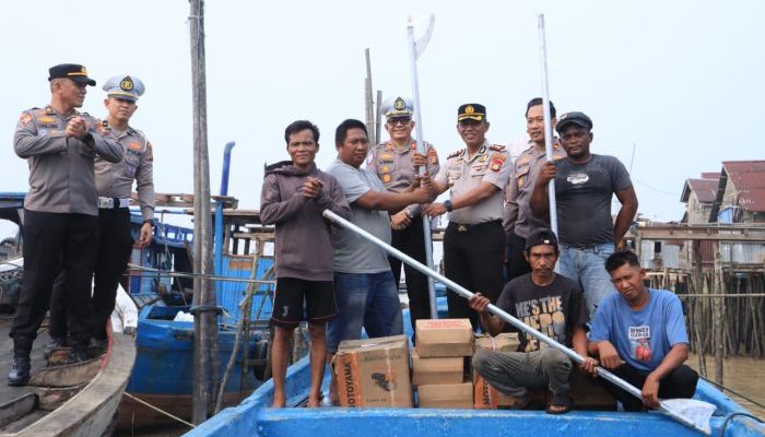 Dukung Program Prioritas Kapolri, Polres Inhil Bantu Tiga Mesin Katinting bagi Nelayan